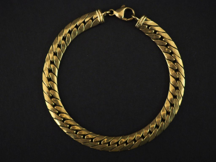 Bracelet souple en or jaune, maille plate gourmette.  Long. 20 cm Poid