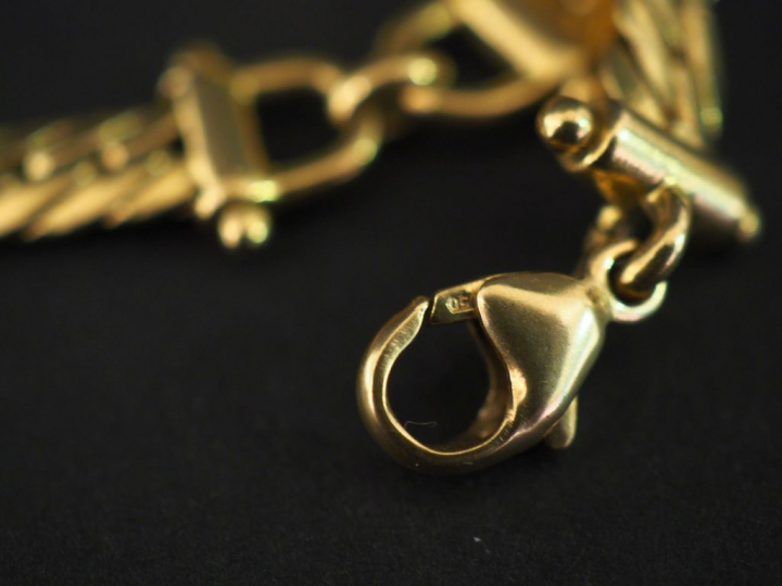 Bracelet souple en or jaune, maille anglaise alternée de motifs d'étri