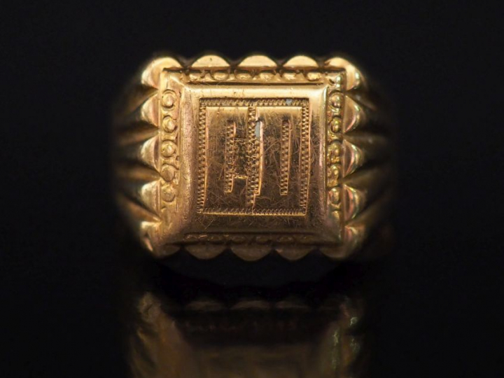 Bague de forme chevalière en or jaune, à décor de godrons encadrant un