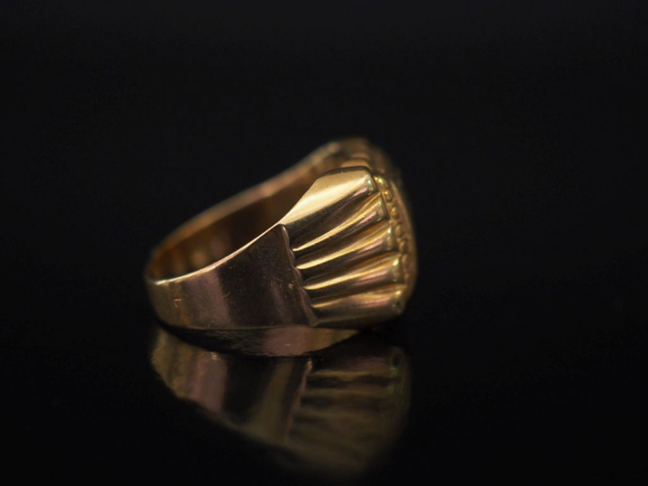 Bague de forme chevalière en or jaune, à décor de godrons encadrant un