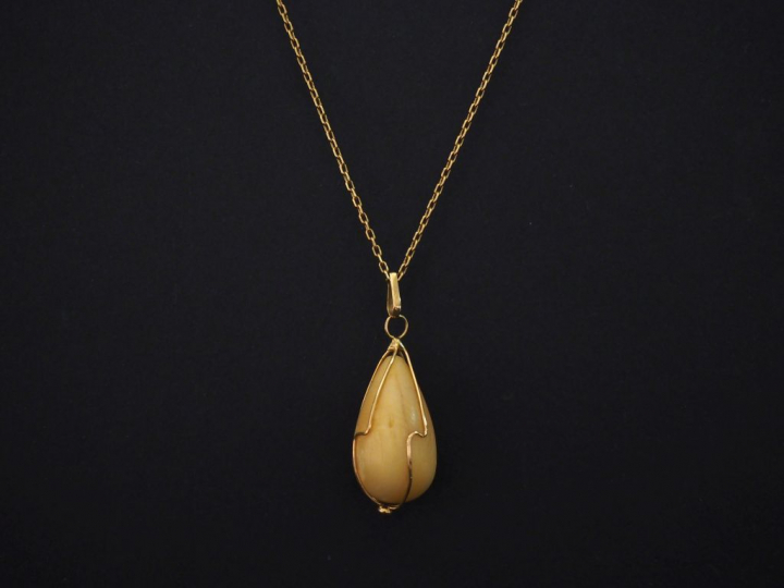 Chaine en or jaune, maille forçat. Long. 53,5  Poids. 4,24 g On y join