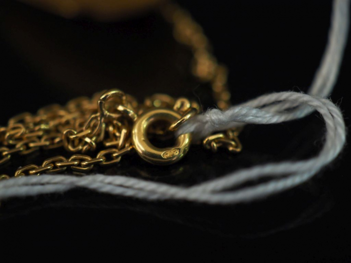 Chaine en or jaune, maille forçat. Long. 53,5  Poids. 4,24 g On y join