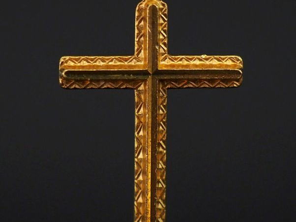 Pendentif en or jaune, en forme de croix.  2,5 x 1,7 cm Poids. 2,41 g 