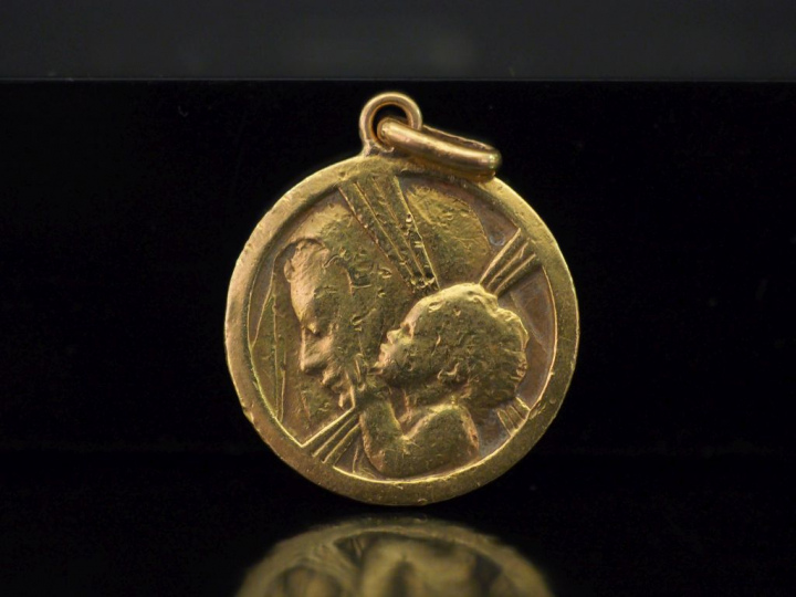 Médaille religieuse en or jaune, figurant le Christ Enfant et la Vierg