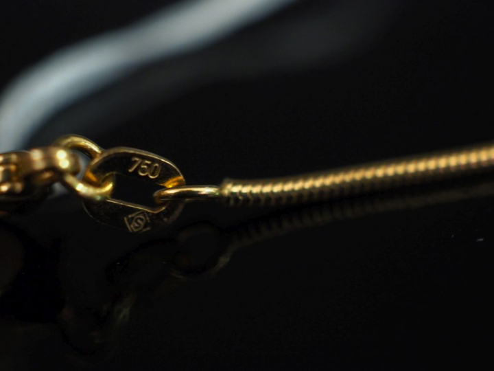 Chaine en or jaune, maille dite "tubogaz". Long. 42 cm Poids. 5,03 g  