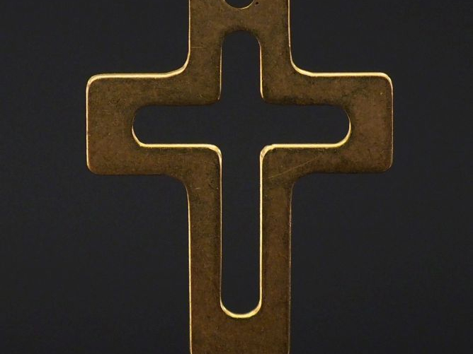 Pendentif ajouré en or jaune, en forme de croix.  2,3 x 1,8 cm Poids. 