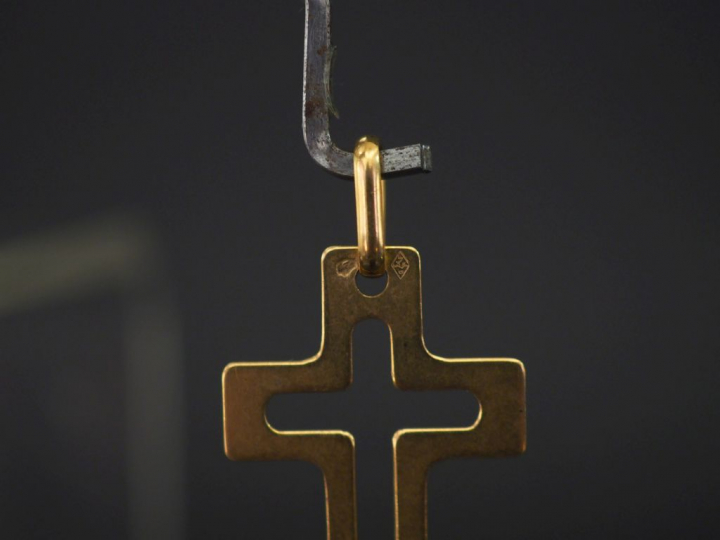Pendentif ajouré en or jaune, en forme de croix.  2,3 x 1,8 cm Poids. 