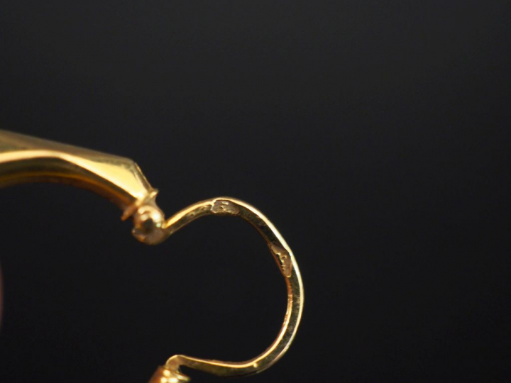 Bague en or jaune, à décor en son centre de la lettre "M" en médaillon