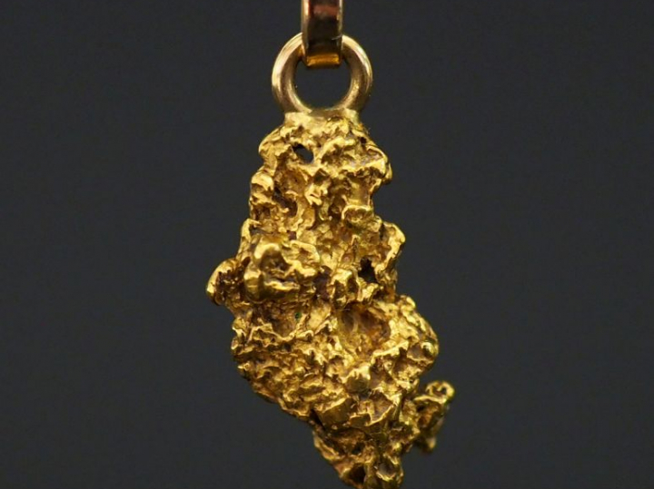 Pépite d'or montée en pendentif.  H. 1,5 cm Poids. 1,83 g   