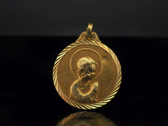 Vente aux enchères Médaille religieuse en or jaune, figurant une jeune sainte en prière l