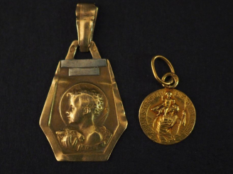 Vente aux enchères Ensemble comprenant :  - une médaille de style Art déco deux tons d'or