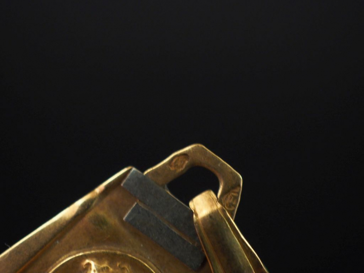 Ensemble comprenant :  - une médaille de style Art déco deux tons d'or