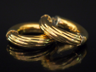 Vente aux enchères Paire de créoles en or jaune, composé d'un coté lisse et d'un côté à d