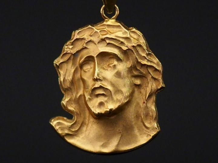 Pendentif en or jaune, figurant le Christ à la couronne d'épine.  1,8 