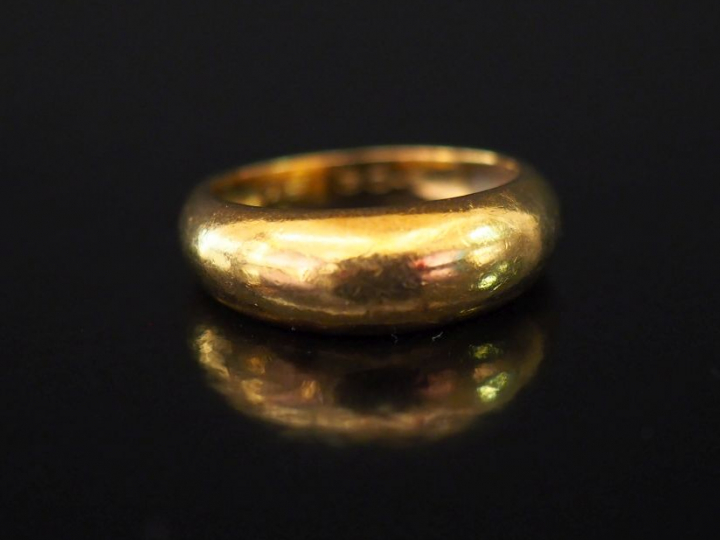Petite bague de forme bombée en or jaune. TDD. 48 Poids. 3,93 g (gravé