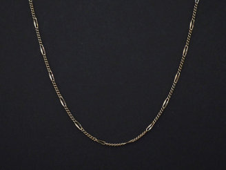 Vente aux enchères Chaine en or blanc, maille figaro.  Chainette de sécurité. Long. 40 cm
