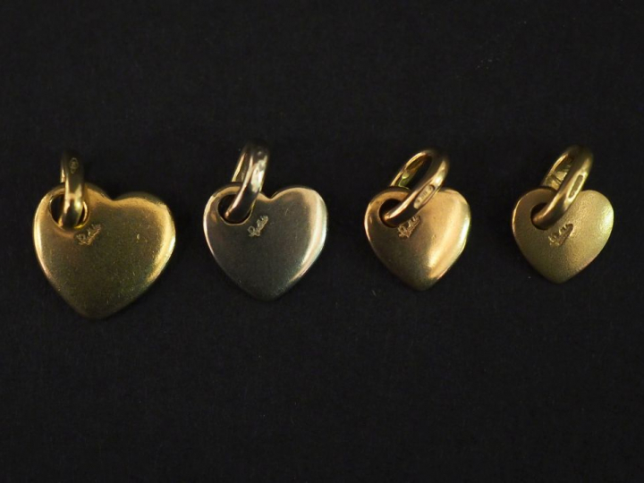 POMELLATO Suite de quatre pendentifs en or jaune, blanc et rose en for