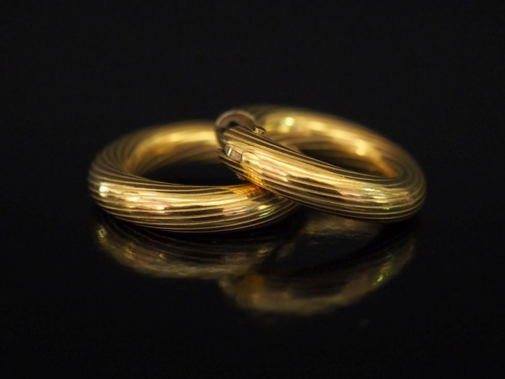 Paire de créoles en or jaune, à décor de cotes torses. Diam. interne :