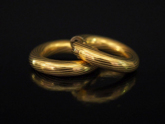 Vente aux enchères Paire de créoles en or jaune, à décor de cotes torses. Diam. interne :