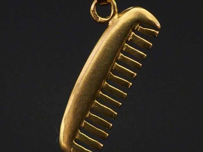 Petit pendentif en or jaune, en forme de peigne.  H. 1,7 cm Poids. 0,9
