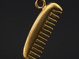Vente aux enchères Petit pendentif en or jaune, en forme de peigne.  H. 1,7 cm Poids. 0,9