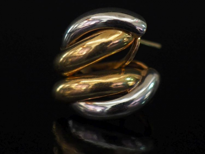 Paire de perces oreilles deux tons d'or, à décor d'entrelac.  H. 1,7 c