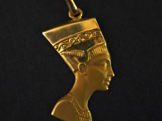 Vente aux enchères Pendentif en or jaune, figurant un profil d'égyptienne.  H. 2,2 cm Poi