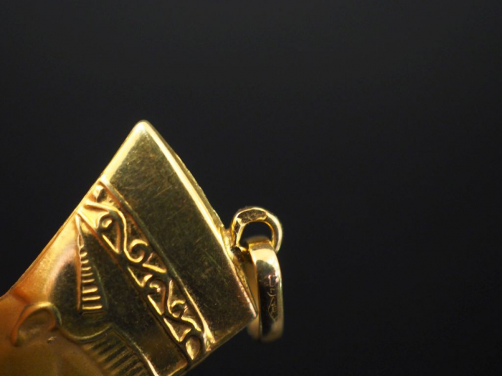 Pendentif en or jaune, figurant un profil d'égyptienne.  H. 2,2 cm Poi