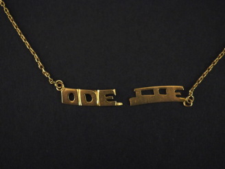 Vente aux enchères Collier en or jaune, maille forçat, à décor d'une inscription en son c