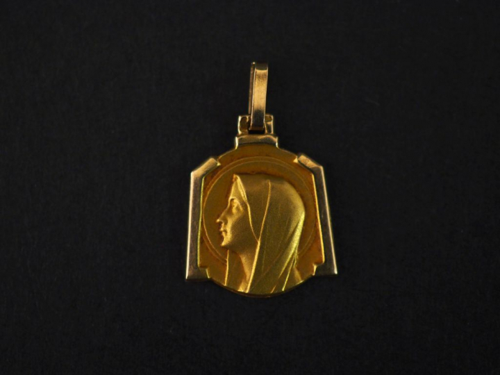 Petite médaille religieuse de style Art déco en or jaune, figurant la 