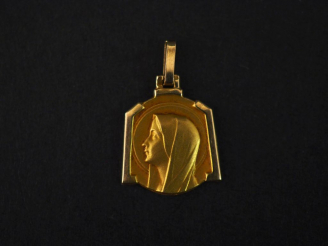 Vente aux enchères Petite médaille religieuse de style Art déco en or jaune, figurant la 
