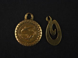 Vente aux enchères Ensemble comprenant :  - un pendentif rond en or jaune, à décor de poi