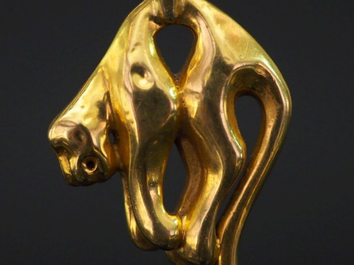 Pendentif en or jaune, en forme de panthère.  2,5 x 2 cm (sans la béli