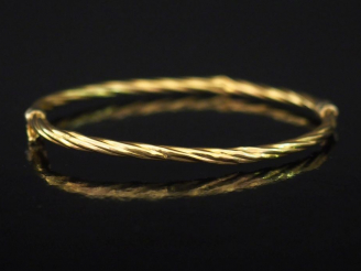 Vente aux enchères Bracelet jonc de forme ovale en or jaune, à décor de cotes torses.  5 