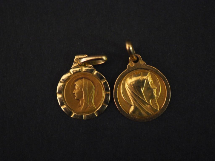 Ensemble comprenant :  - une petite médaille religieuse en or jaune, f