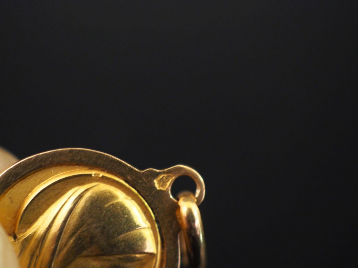 Ensemble comprenant :  - une petite médaille religieuse en or jaune, f