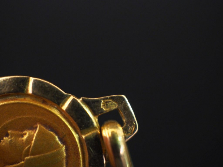 Ensemble comprenant :  - une petite médaille religieuse en or jaune, f