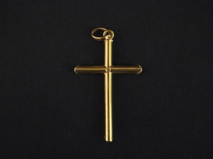 Pendentif en or jaune, en forme de croix.  3 x 2 cm Poids. 1,57 g   