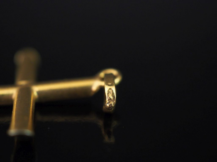 Pendentif en or jaune, en forme de croix.  3 x 2 cm Poids. 1,57 g   