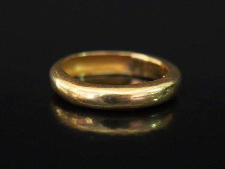 Alliance de forme bombée en or jaune.  TDD. 55 Poids. 4,35 g (gravée) 