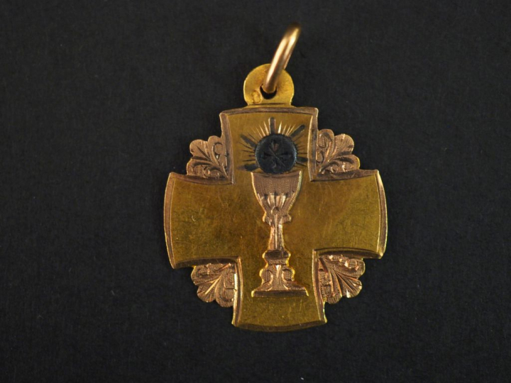 Médaille religieuse en or jaune, à décor gravé en son centre d'un cali