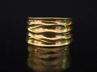 Vente aux enchères Bague bandeau en or jaune, à décor de cannelures mouvementées.  TDD. 5