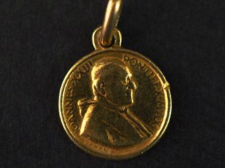 Vente aux enchères Petite médaille ronde en or jaune, figurant le pape Jean XXIII.  Diam.