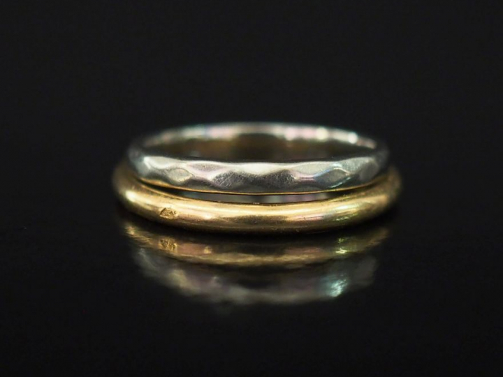 Ensemble comprenant :  - une alliance à pans coupés en or blanc. TDD. 