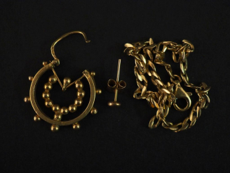 Vente aux enchères Ensemble comprenant :  - un élément de bracelet souple en or jaune. (a