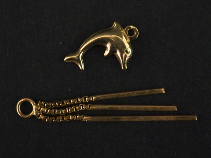 Ensemble comprenant :  - un pendentif en or jaune, à décor de trois pe