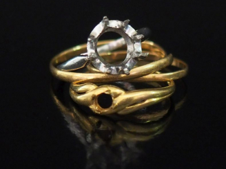 Vente aux enchères Ensemble comprenant : deux différentes alliances en or jaune, une mont