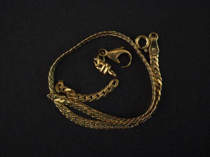 Bracelet souple, maille plate gourmette.  Poids. 3,38 g  (accidenté)  