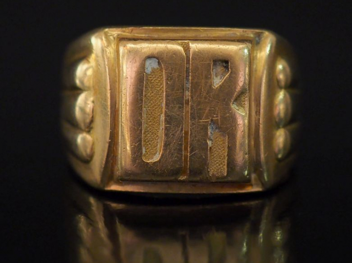 Importante bague de forme chevalière en or jaune 14k, à décor de monog