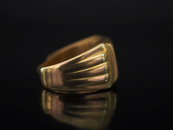 Importante bague de forme chevalière en or jaune 14k, à décor de monog